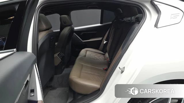 BMW 5 Series (G60) 2024 Белый из Кореи, фото 2