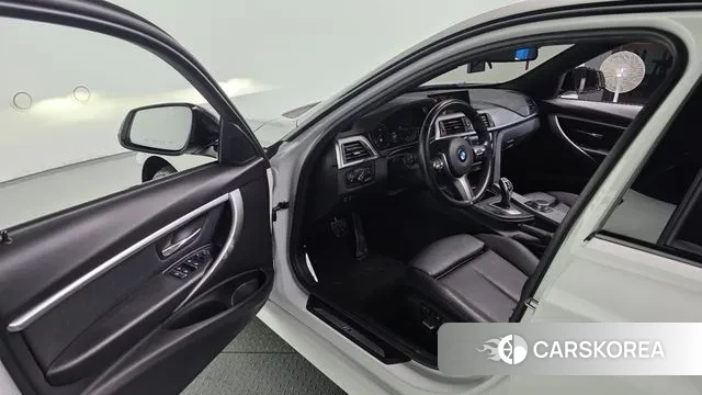 BMW 3 Series (F30) 2018 Белый из Кореи, фото 2