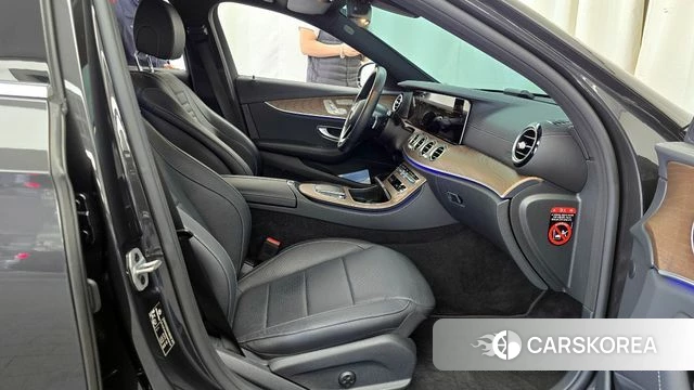 Mercedes-Benz E-Class W213 2021 Серый из Кореи, фото 2