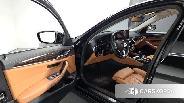 BMW 5 Series (G30) 2023 Черный из Кореи, фото 2