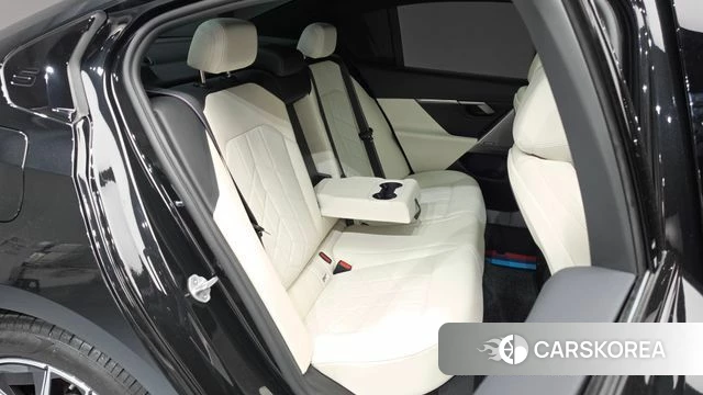 BMW 5 Series (G60) 2025 Черный из Кореи, фото 2