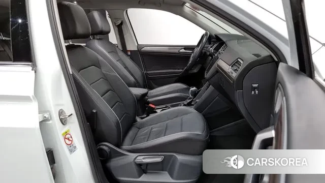 Volkswagen Tiguan Allspace 2023 Белый из Кореи, фото 2