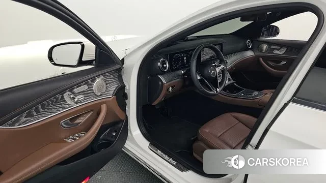 Mercedes-Benz E-Class W213 2022 Белый из Кореи, фото 2