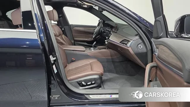 BMW 5 Series (G30) 2020 Черный из Кореи, фото 2