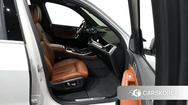 BMW X7 (G07) 2023 Белый из Кореи, фото 2