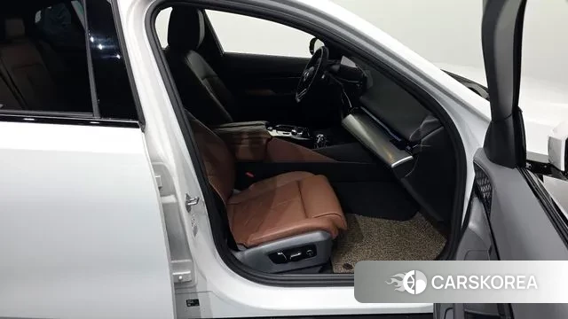 BMW 5 Series (G60) 2024 Белый из Кореи, фото 2