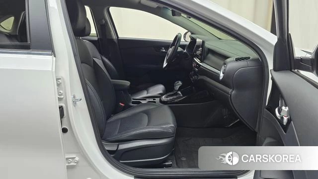 Kia The New K3 2nd generation 2022 Белый из Кореи, фото 2