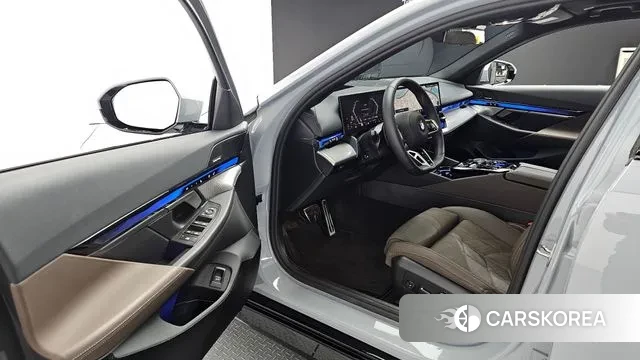 BMW 5 Series (G60) 2025 Серый из Кореи, фото 2