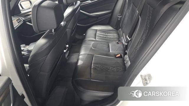 BMW 5 Series (G30) 2018 Белый из Кореи, фото 2