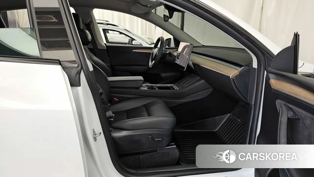 Tesla Model Y 2023 Белый из Кореи, фото 2