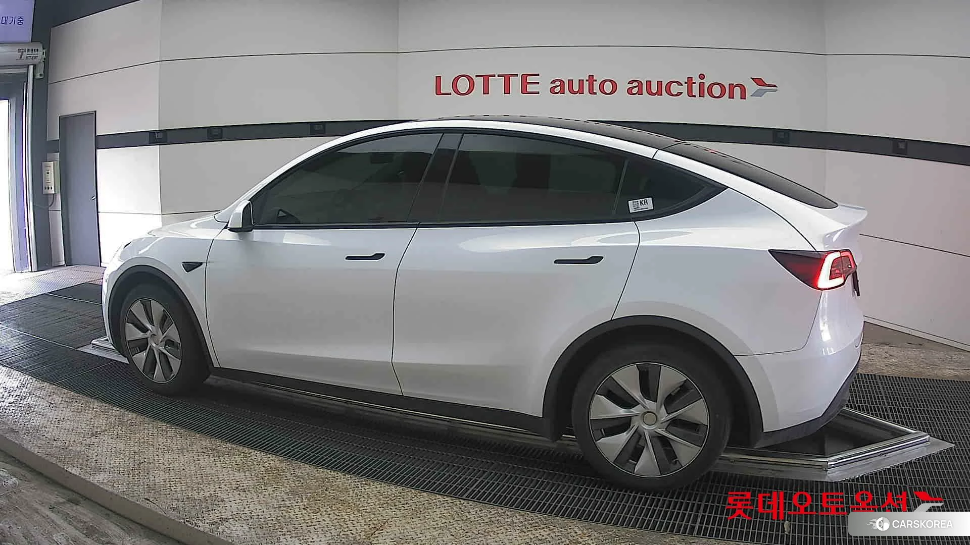 Tesla Model Y RWD 2024 Pearl White Multi-coat из Кореи, фото 2