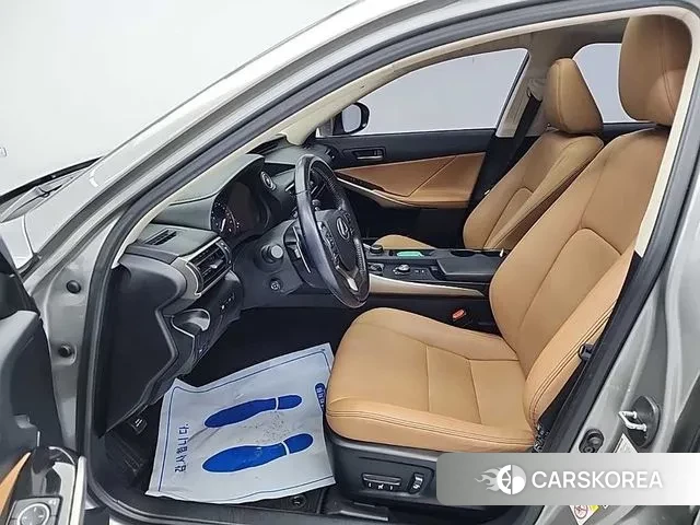 Lexus New IS300 2018 Серебристо-серый из Кореи, фото 2