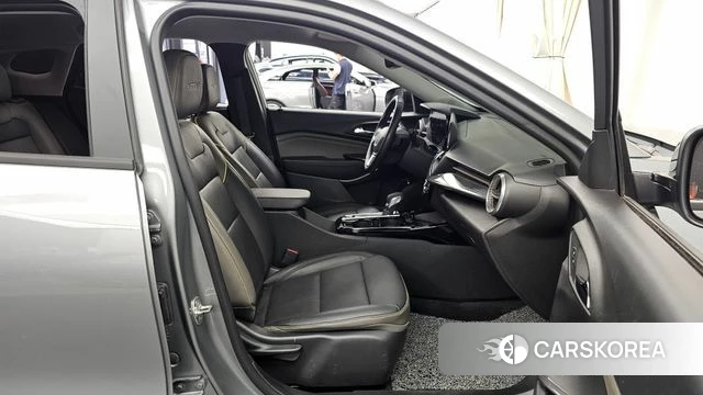 Chevrolet (GM Daewoo) Trax Crossover 2023 Серебристо-серый из Кореи, фото 2
