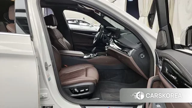 BMW 5 Series (G30) 2022 Белый из Кореи, фото 2