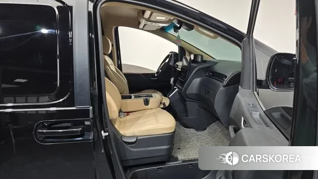 Hyundai Staria 2023 Черный из Кореи, фото 2