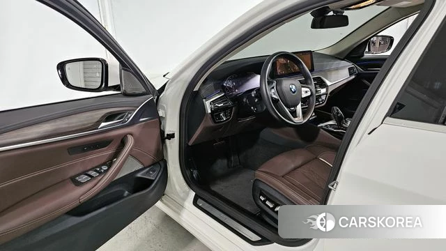 BMW 5 Series (G30) 2022 Белый из Кореи, фото 2