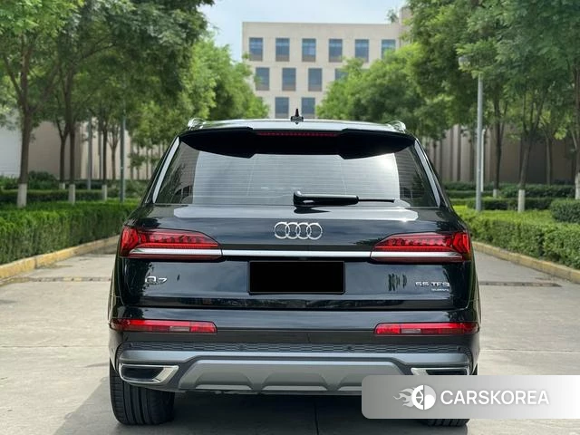 Audi Q7 2021 Черный из Китая, фото 2