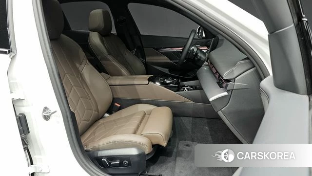 BMW 5 Series (G60) 2025 Белый из Кореи, фото 2