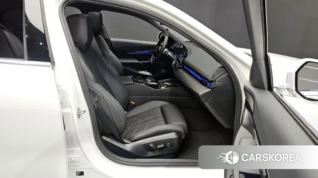 BMW 5 Series (G60) 2025 Белый из Кореи, фото 2