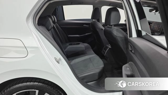 Volkswagen Golf 8th Generation 2025 Белый из Кореи, фото 2