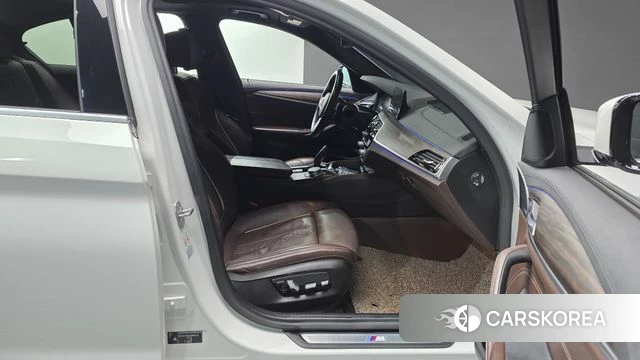 BMW 5 Series (G30) 2019 Белый из Кореи, фото 2