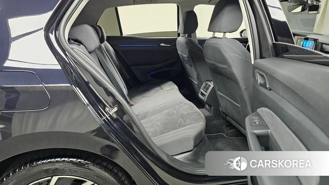 Volkswagen Golf 8th Generation 2024 Черный из Кореи, фото 2