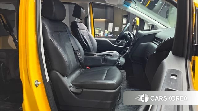 Hyundai Staria 2023 Желтый из Кореи, фото 2