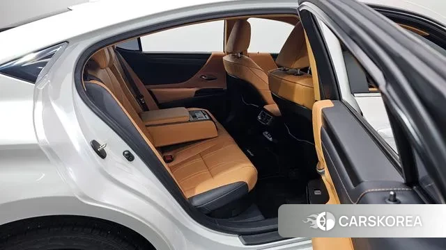 Lexus ES300h 7th generation 2022 Белый из Кореи, фото 2