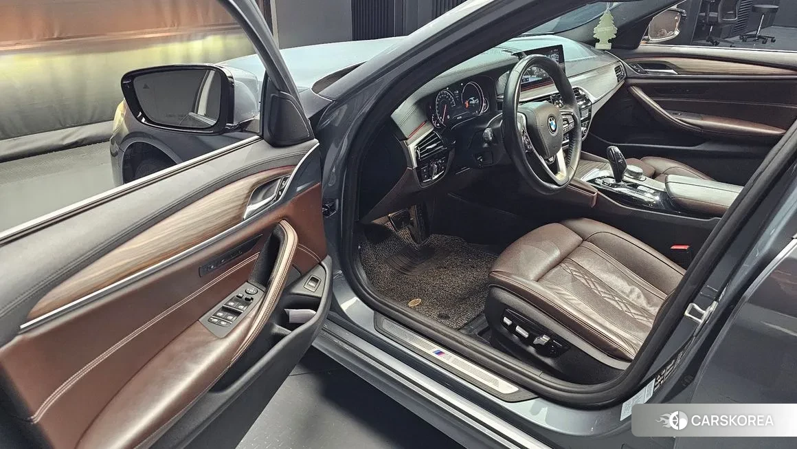 BMW 5 Series (G30) 2018 Серый из Кореи, фото 2