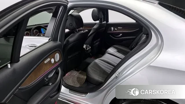 Mercedes-Benz E-Class W213 2018 Серебряный из Кореи, фото 2