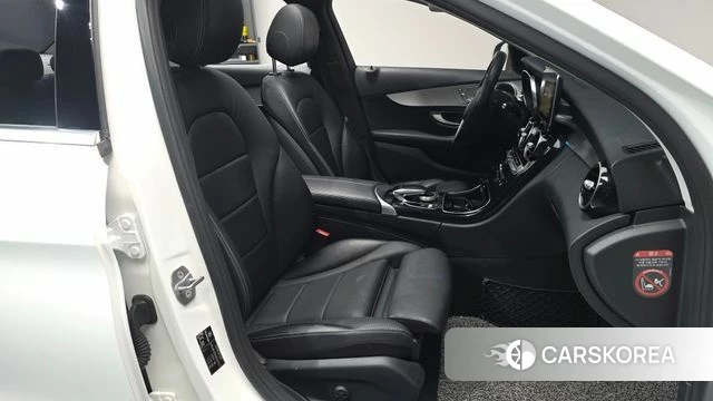 Mercedes-Benz C-Class W205 2018 Белый из Кореи, фото 2