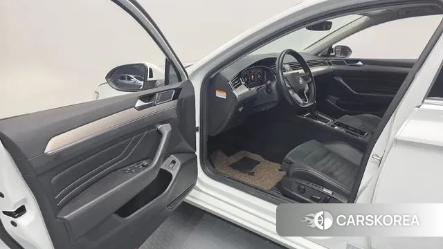 Volkswagen Passat GT (B8) 2022 Белый из Кореи, фото 2