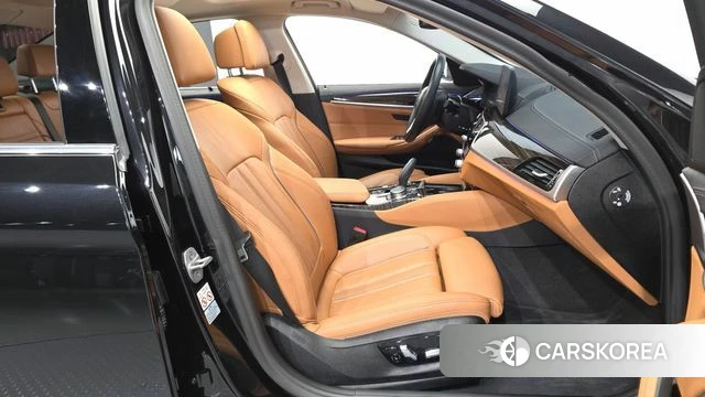 BMW 5 Series (G30) 2023 Черный из Кореи, фото 2