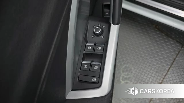 Audi Q3 (F3) 2023 Белый из Кореи, фото 2