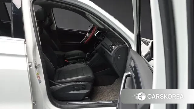 Volkswagen Tiguan second Generation 2021 Белый из Кореи, фото 2