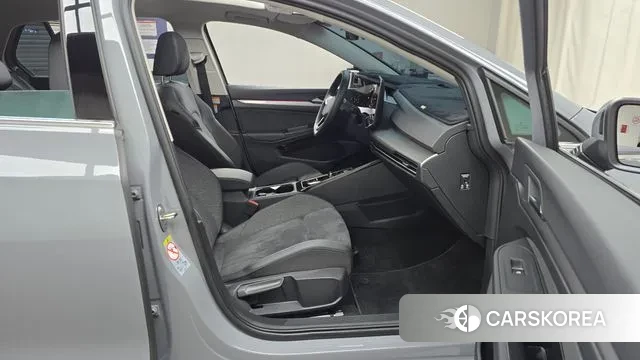 Volkswagen Golf 8th Generation 2025 Серебристо-серый из Кореи, фото 2