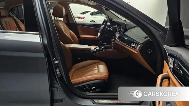 BMW 5 Series (G30) 2018 Серый из Кореи, фото 2