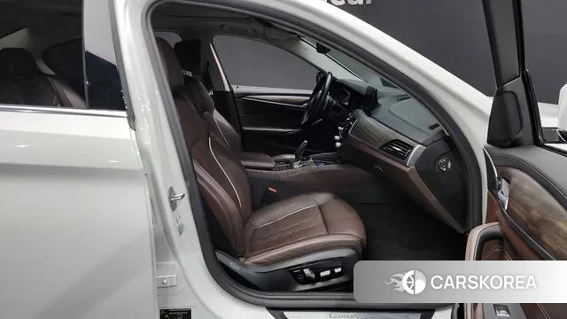 BMW 5 Series (G30) 2018 Белый из Кореи, фото 2