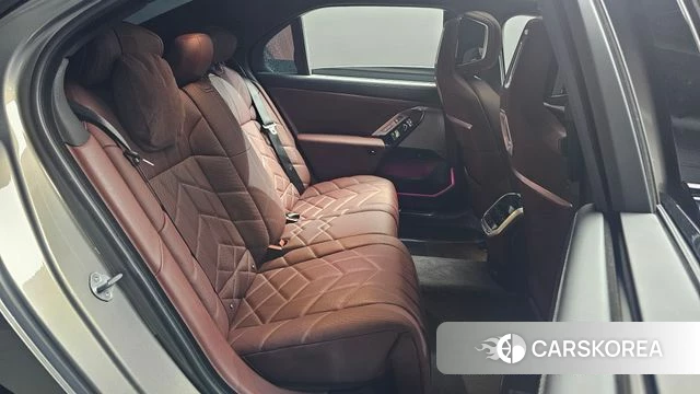 BMW 7 Series (G70) 2025 Серебряный двухцветный из Кореи, фото 2