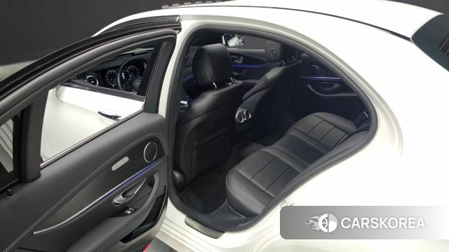 Mercedes-Benz E-Class W213 2023 Белый из Кореи, фото 2