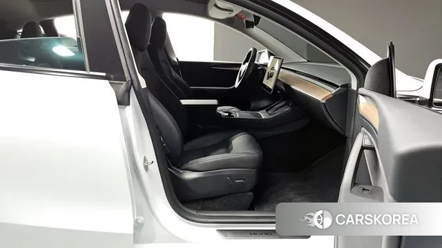 Tesla Model Y 2023 Белый из Кореи, фото 2