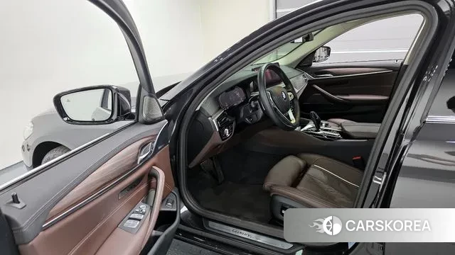 BMW 5 Series (G30) 2023 Серый из Кореи, фото 2