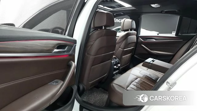 BMW 5 Series (G30) 2018 Белый из Кореи, фото 2