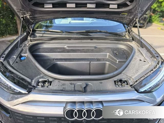 Audi Q6L e-tron 2025 Серебристо-серый из Китая, фото 2