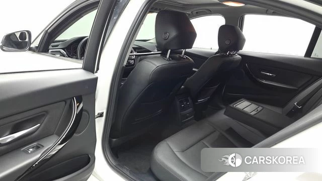 BMW 3 Series (F30) 2018 Белый из Кореи, фото 2