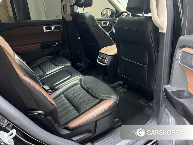 Ford Explorer 2023 Черный из Китая, фото 2