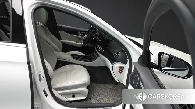 Mercedes-Benz E-Class W213 2023 Белый из Кореи, фото 2