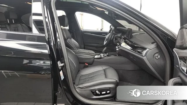 BMW 5 Series (G30) 2023 Черный из Кореи, фото 2