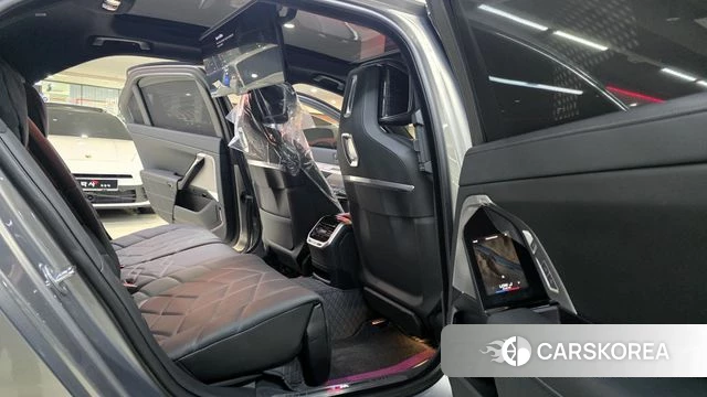 BMW 7 Series (G70) 2024 Серебряный из Кореи, фото 2