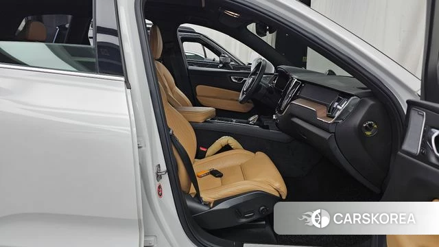 Volvo XC60 second Generation 2021 Белый из Кореи, фото 2